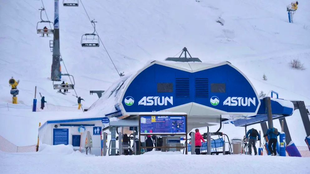 ARCHIVE - Skiers ride the chairlift in the Astun ski resort. Photo: Veronica Lacasa / Veronica Lacas/EUROPA PRESS/dpa