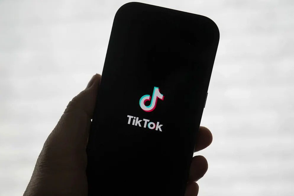 TikTok se bat depuis des mois contre cette loi adoptée en mars dernier par le Congrès au nom de la sécurité nationale, mais la Cour suprême américaine a refusé vendredi de la suspendre, scellant le sort du réseau social dans le pays, sauf intervention de dernière minute.
