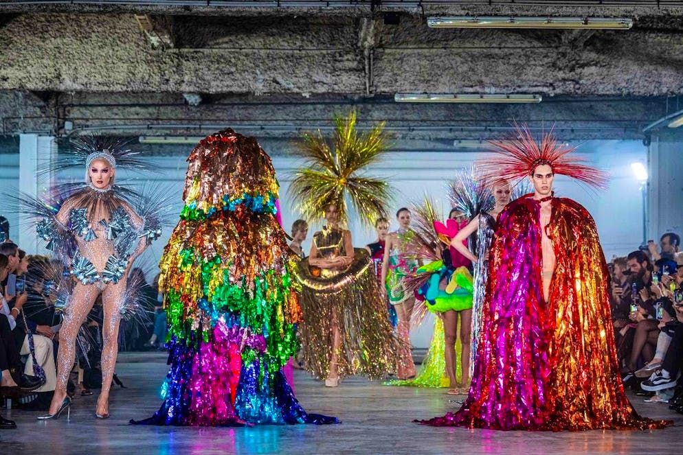 Il vallesano Kevin Germanier vestirà i presentatori dell'ESC di Basilea. Altri look di Germanier alla Settimana della moda di Parigi 2024.