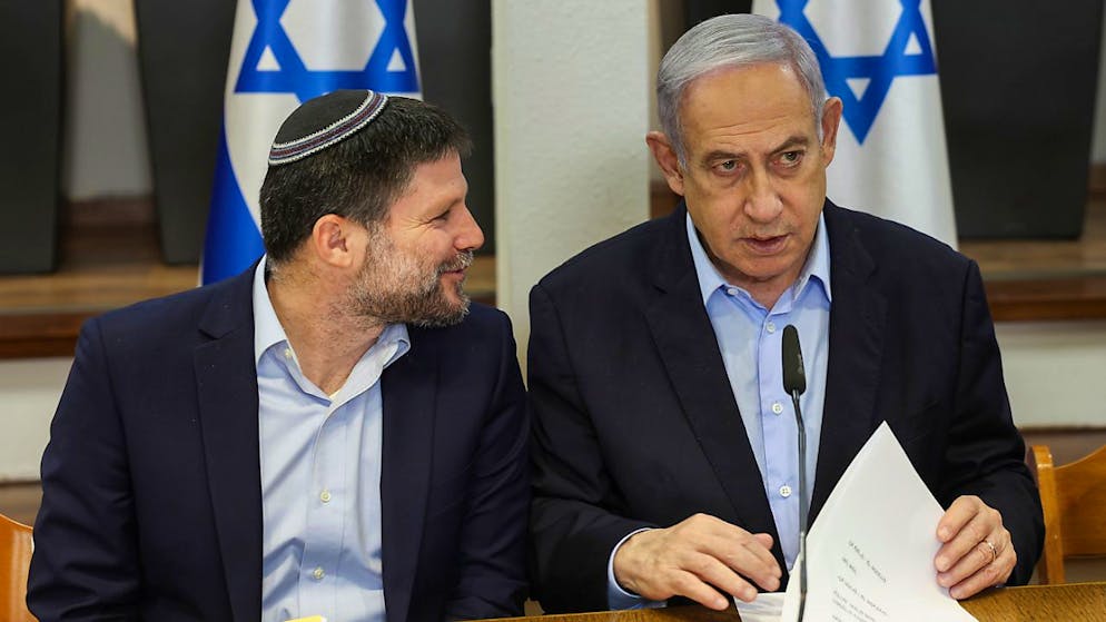 Bezalel Smotrich (a sinistra) assieme al premier Benjamin Netanyahu