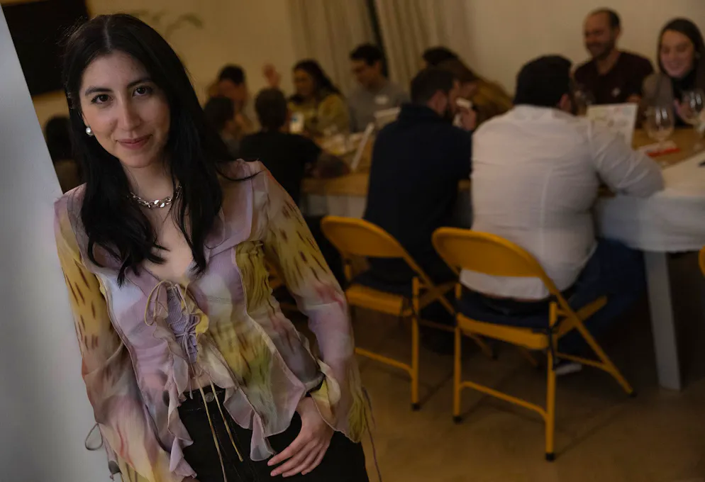 Eva Sanchez, promotrice hispano-péruvienne du « Slow dating club », pose pour une photo lors de l'une des réunions de célibataires qu'elle organise chaque mois à Madrid.