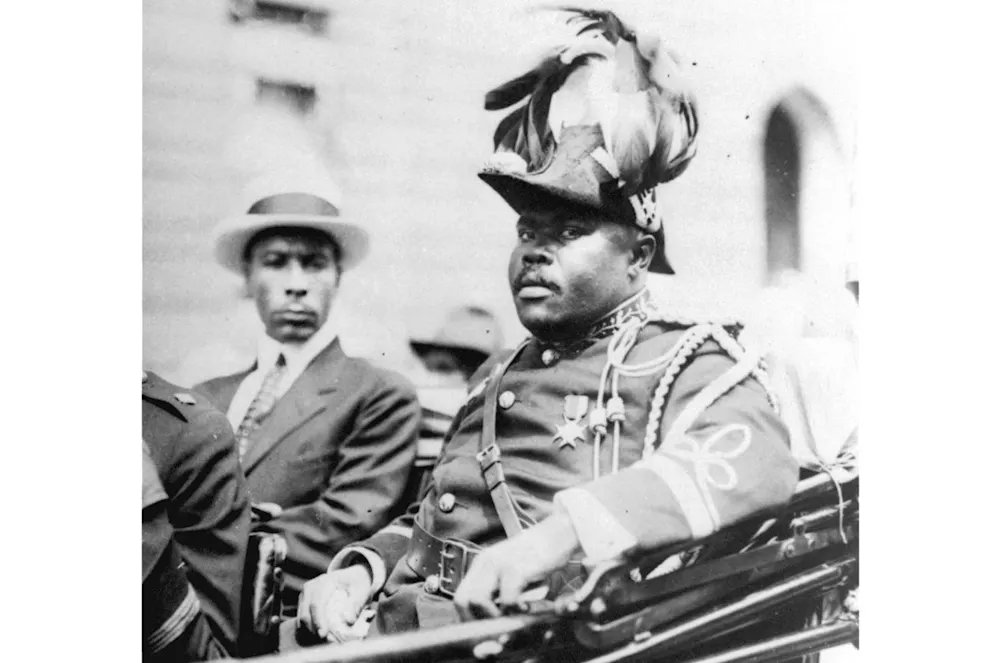DOSSIER - Sur cette photo d'archive d'août 1922, Marcus Garvey est montré en uniforme militaire en tant que « président provisoire de l'Afrique » lors d'un défilé le jour de l'ouverture de la Convention annuelle des peuples noirs du monde le long de l'avenue Lenox dans le quartier de Harlem à New York. Dimanche, le président Joe Biden a gracié à titre posthume le nationaliste noir Marcus Garvey, qui a influencé des dirigeants comme Malcolm X et a été condamné pour fraude postale dans les années 1920. Il a également gracié le militant des droits des immigrés Ravi Ragbir et le défenseur de la réforme de la justice pénale Kemba Smith Pradia. (AP Photo/File)