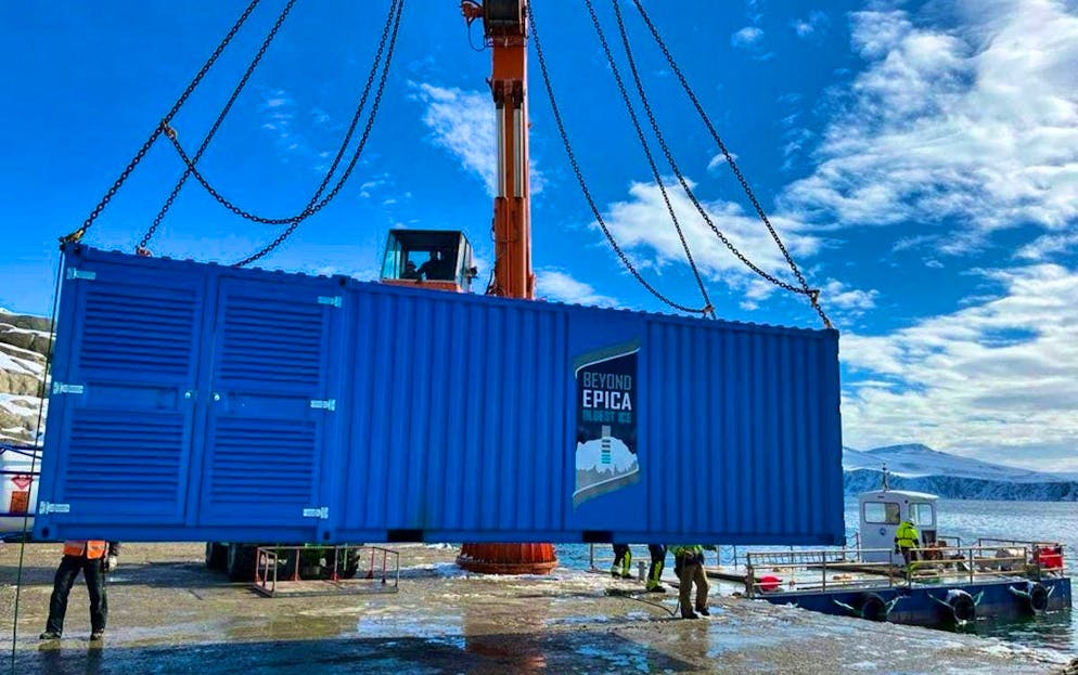 The special container is loaded onto the Laura Bassi.