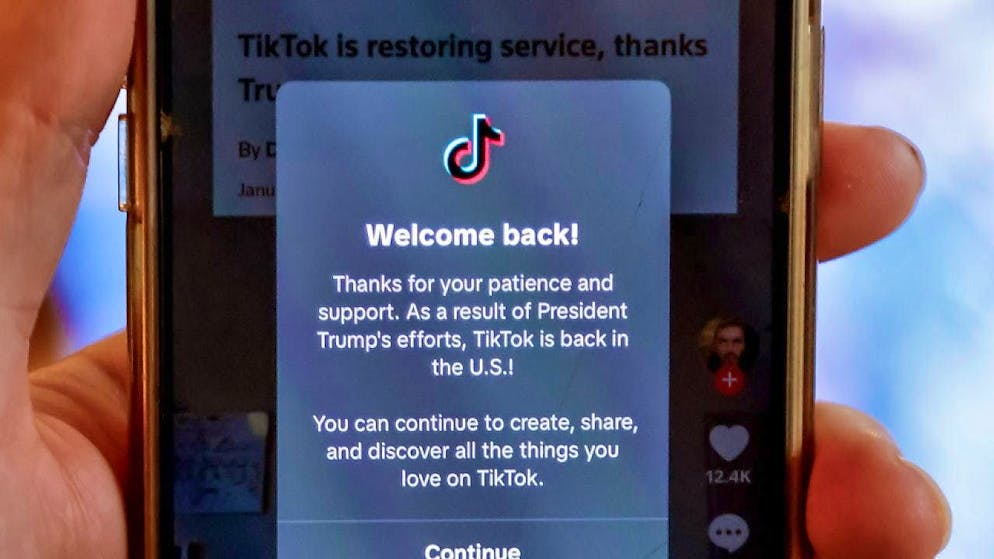 The short video platform Tiktok is back online in the USA after a brief shutdown.