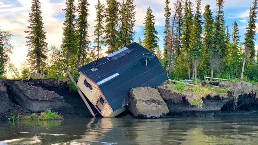 Une cabane au Canada détruite par le dégel du permafrost et l'érosion dans le delta du fleuve Mackenzie.
