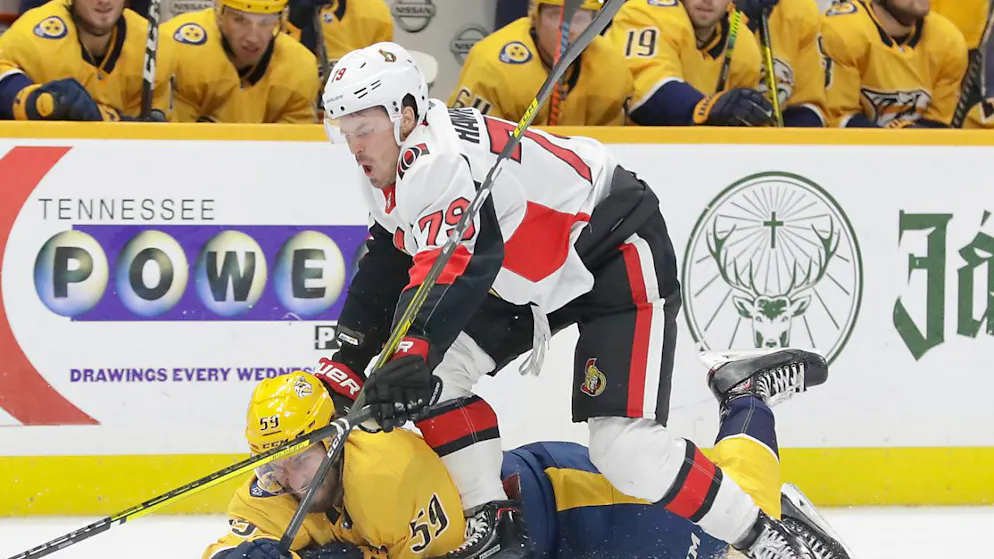 Klotens neuer Kanadier Jayce Hawryluk im Februar 2020 im Zweikampf mit Nashvilles Captain Roman Josi