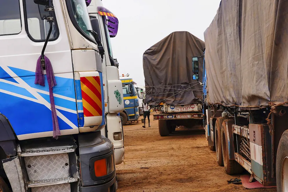 Les camionneurs «ont emprunté un itinéraire qui traverse une zone à très haut risque, où s'activent des cellules terroristes et des groupes armés connus pour leurs actes de pillages réguliers visant des transporteurs» routiers, a précisé l'ambassade.