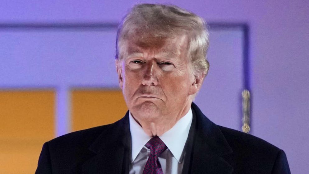 Der designierte US-Präsident Donald Trump sieht sich vor der 60. Amtseinführung eines US-Präsidenten ein Feuerwerk im Trump National Golf Club in Sterling, Virginia, an. Foto: Matt Rourke/AP/dpa