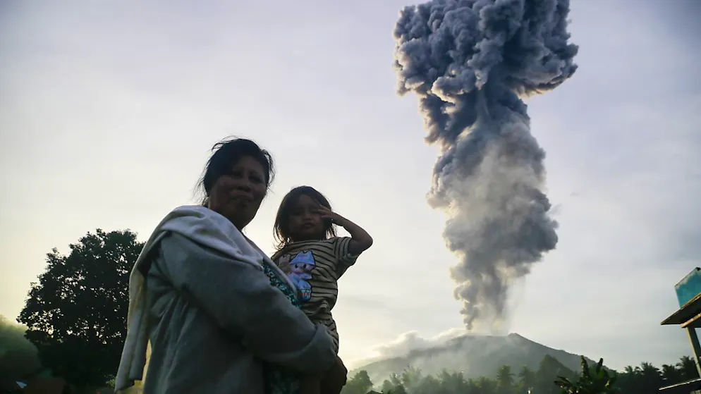 Die indonesischen Behörden riefen die höchste Alarmstufe aus und ordneten die Evakuierung von sechs Dörfern mit insgesamt 3000 Einwohnern an. Bis Sonntag verliessen aber nur 517 Menschen aus dem nächstgelegenen Dorf ihre Häuser.