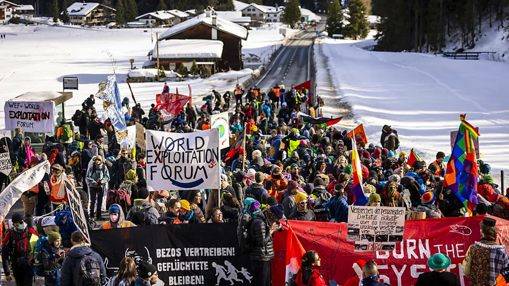 Longs bouchons. Les manifestants anti-WEF écartés de la route devant Davos