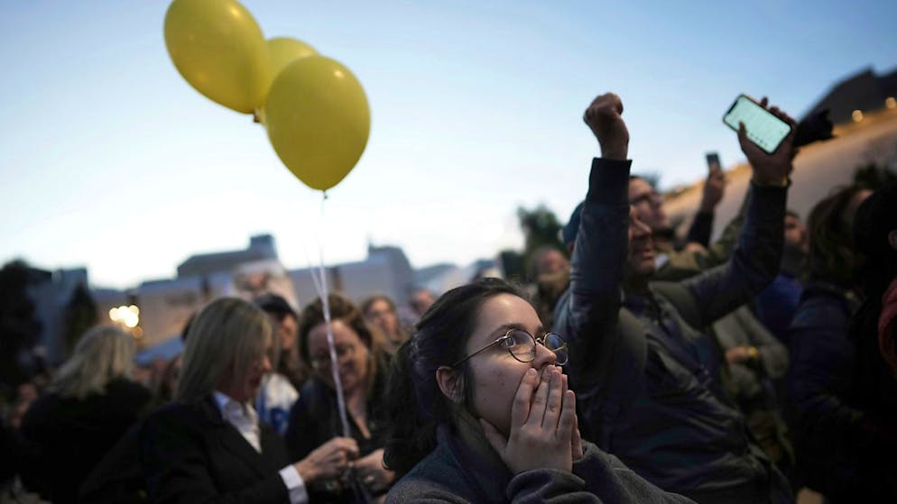 Angehörige und Freunde von Menschen, die von der Hamas getötet oder entführt und in den Gazastreifen verschleppt wurden, reagieren in Tel Aviv, Israel. Foto: Oded Balilty/AP/dpa