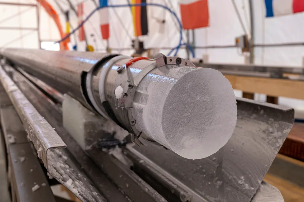 Der neue Eiskern, der aus einer Tiefe von bis zu 2'800 Metern geborgen wurde.