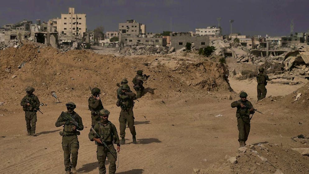 ARCHIVE - Israeli soldiers take up positions during a ground operation in the southern Gaza Strip. Photo: Leo Correa/AP/dpa