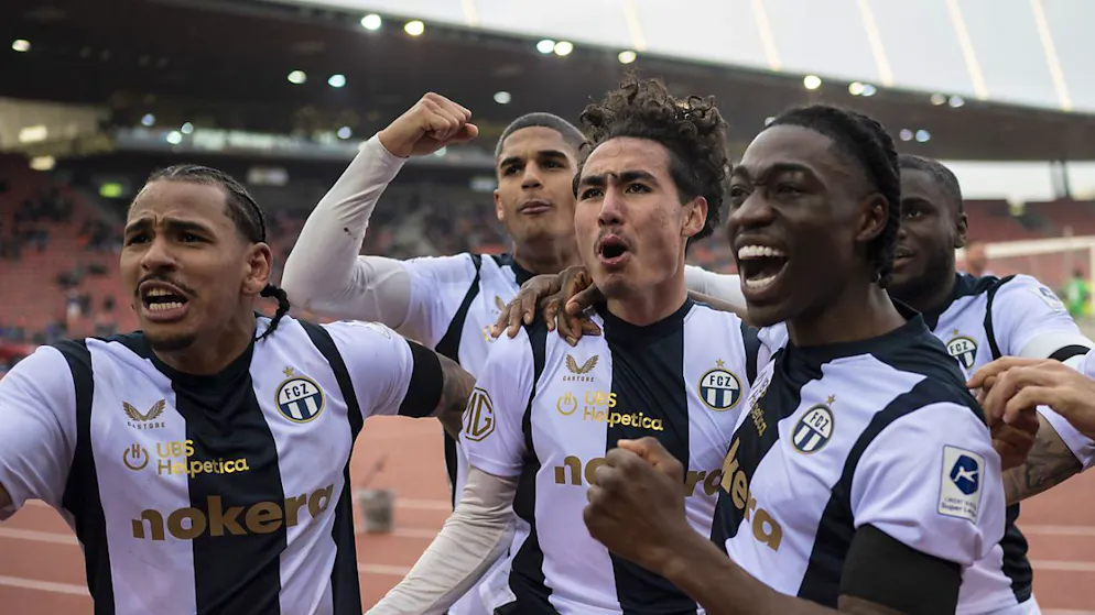 Cheveyo Tsawa (Mitte) jubelt mit seinen Mitspielern nach dem späten 1:0 gegen Yverdon