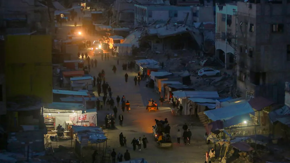 Menschen auf einer Straße in Chan Junis im zentralen Gazastreifen. Foto: Jehad Alshrafi/AP/dpa