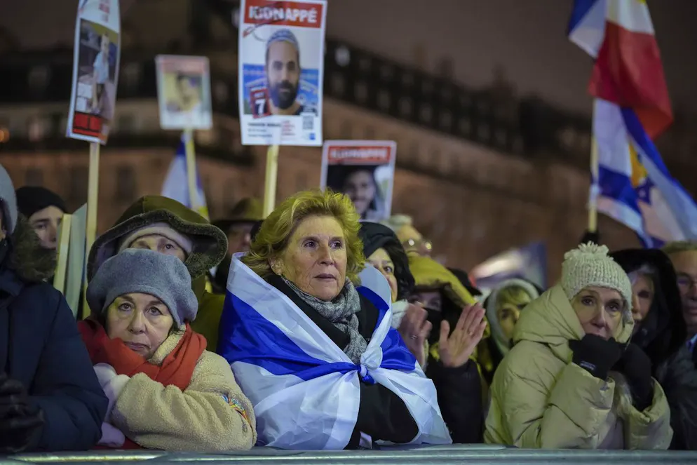 Des personnes tiennent des pancartes portant les portraits des otages détenus dans la bande de Gaza depuis l'attaque du Hamas contre Israël le 7 octobre 2023, lors d'un rassemblement de soutien aux otages sur la place du Trocadéro, à Paris, en France, le samedi 18 septembre 2025. (AP Photo/Aurelien Morissard)
