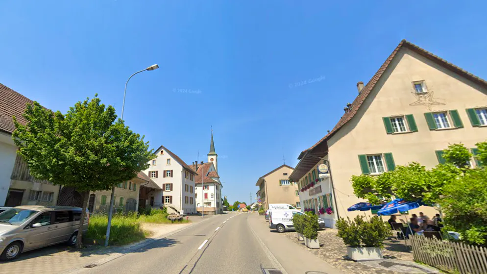 Gefährliches Überholmanöver. Rennvelo-Gruppe zeigt Mustang-Fahrer Mittelfinger – er bringt sie zu Fall