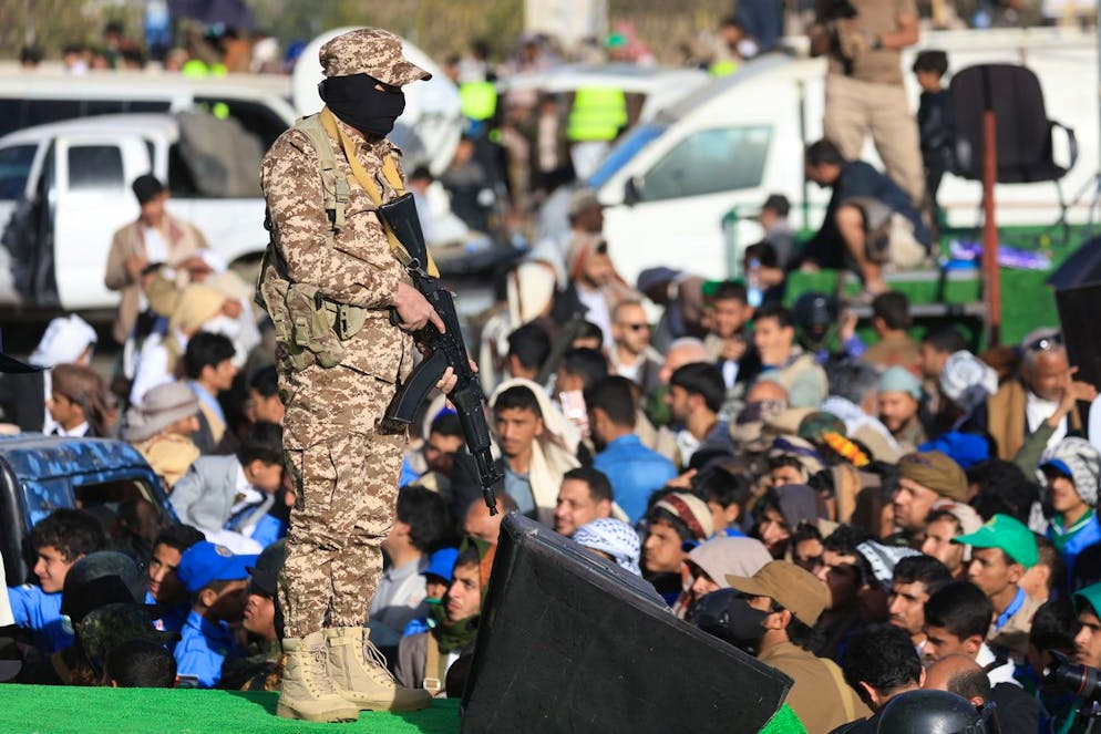 Un soldat houthi monte la garde lors d'un rassemblement pro-palestinien suite à l'accord de cessez-le-feu entre Israël et le Hamas, à Sanaa, au Yémen, le 17 janvier 2025.