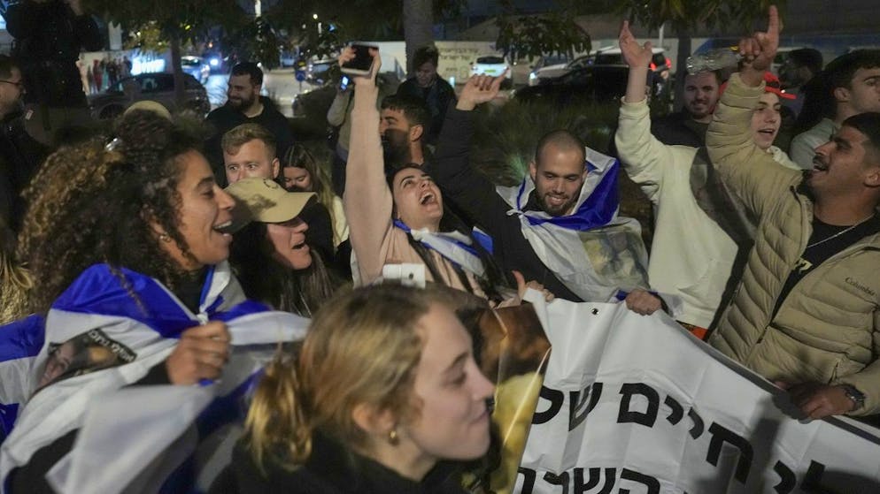 Medio Oriente. Gaza festeggia la tregua, mentre Israele abbraccia i primi ostaggi rilasciati da Hamas