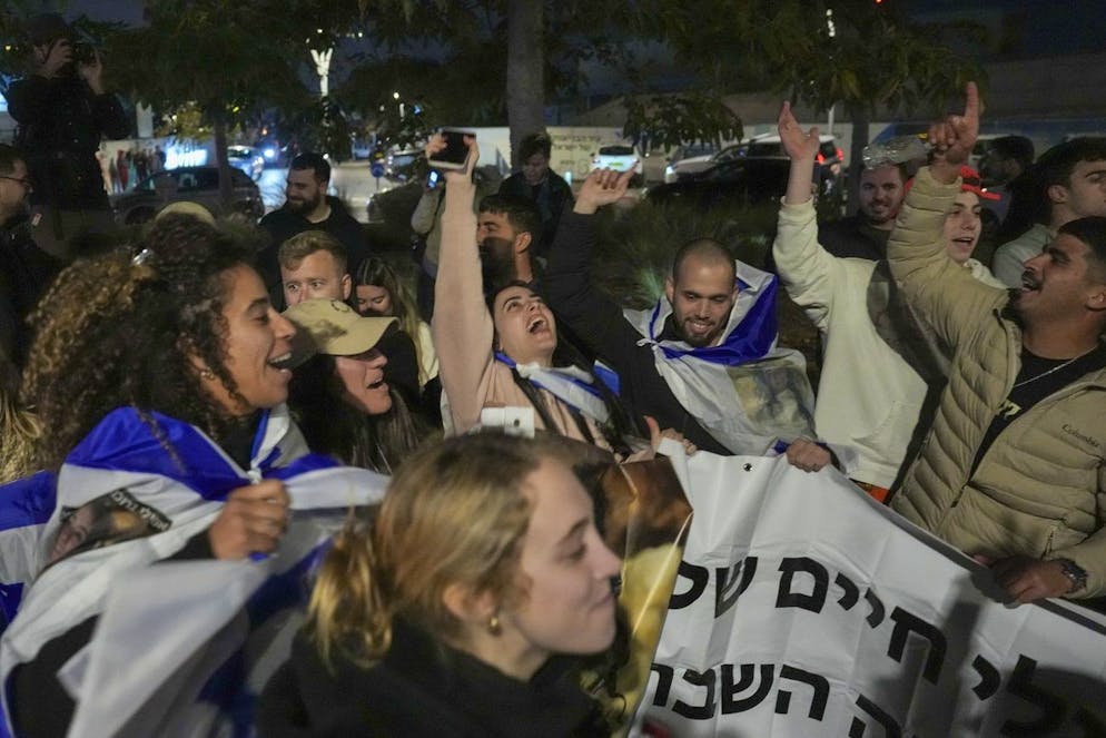 Gli israeliani festeggiano a Tel Aviv il rilascio di tre ostaggi tenuti prigionieri da Hamas a Gaza