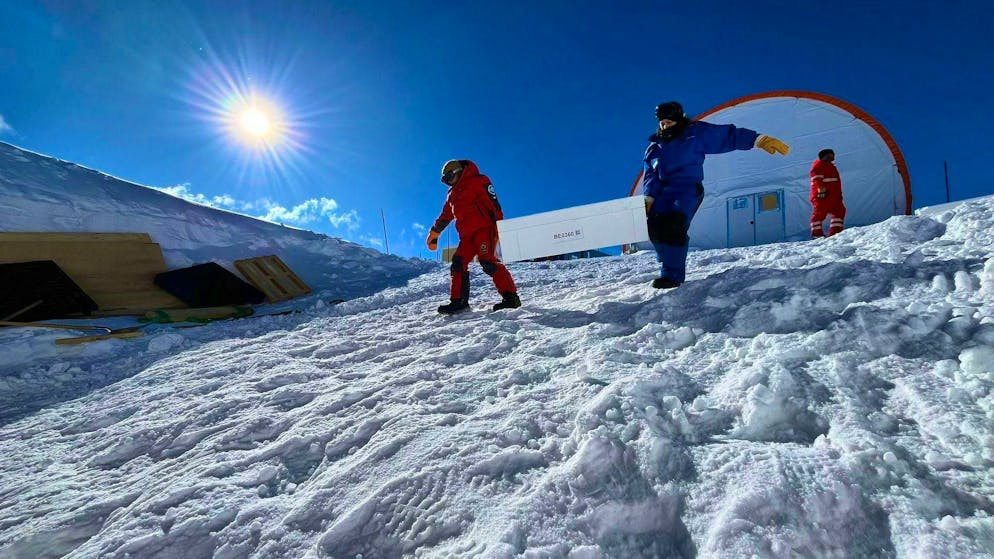 Work of the international drilling team at Camp Little Dome C in Antarctica. The sun is deceptive: with average temperatures of minus 35 degrees Celsius at over 3,200 meters above sea level, the working conditions are extreme.