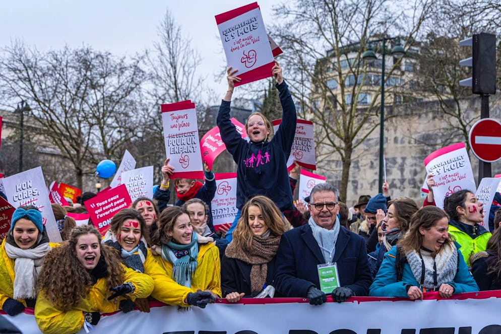 epa11836868 Des militants anti-avortement marchent derrière une banderole portant l'inscription « 50 ans de défense de la vie » lors de la manifestation « Marche pour la vie » à Paris, France, 19 janvier 2025. EPA/CHRISTOPHE PETIT TESSON