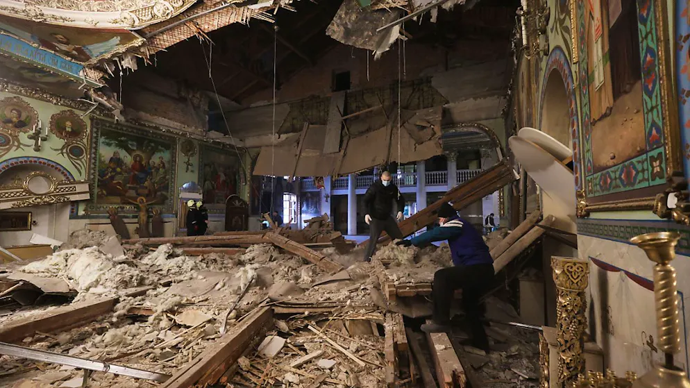 dpatopbilder - Menschen räumen die Trümmer der St. Andreas-Kathedrale weg. Foto: Kateryna Klochko/AP/dpa