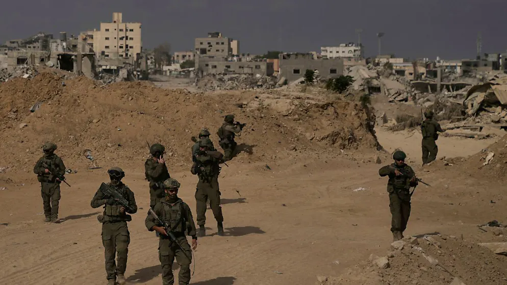 ARCHIV - Israelische Soldaten nehmen während einer Bodenoperation im südlichen Gazastreifen Stellung ein. Foto: Leo Correa/AP/dpa