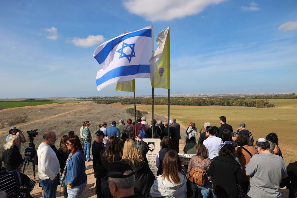 Des Israéliens se rassemblent sur une colline près de la frontière entre Israël et Gaza, dans le sud d'Israël, le 19 janvier 2025, avant l'entrée en vigueur d'un cessez-le-feu à Gaza. Israël et le Hamas se sont mis d'accord sur un accord de libération d'otages et sur un cessez-le-feu à Gaza qui entrera en vigueur le 19 janvier 2025. 