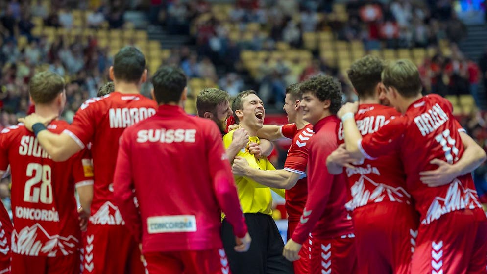 Das Schweizer Handball-Nationalteam freut sich über den Sieg gegen Polen und den Einzug in die Hauptrunde.