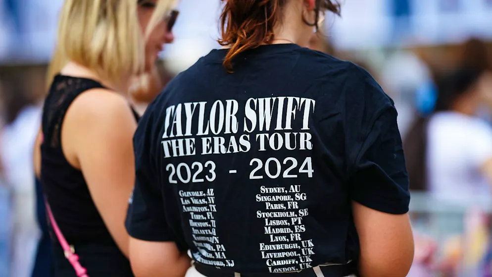ARCHIV - Das Merchandising startet anlässlich des Taylor Swift-Konzerts vor dem Ernst-Happel-Stadion. Foto: Eva Manhart/APA/dpa
