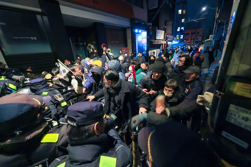 Des policiers tentent de disperser une foule de partisans du président suspendu Yoon Suk Yeol devant le tribunal du district occidental de Séoul, à Séoul, en Corée du Sud, le 19 janvier 2025. EPA/YONHAP CORÉE DU SUD OUT