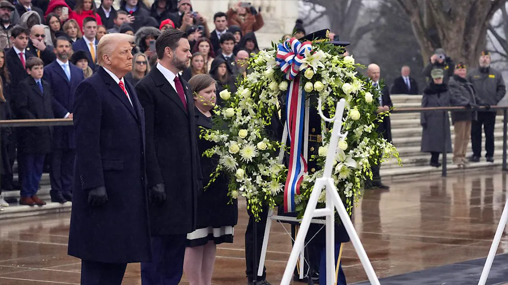 A la veille de son investiture, Donald Trump et son futur vice-président J.D. Vance ont posé une gerbe sur la tombe du Soldat inconnu au cimetière d'Arlington.