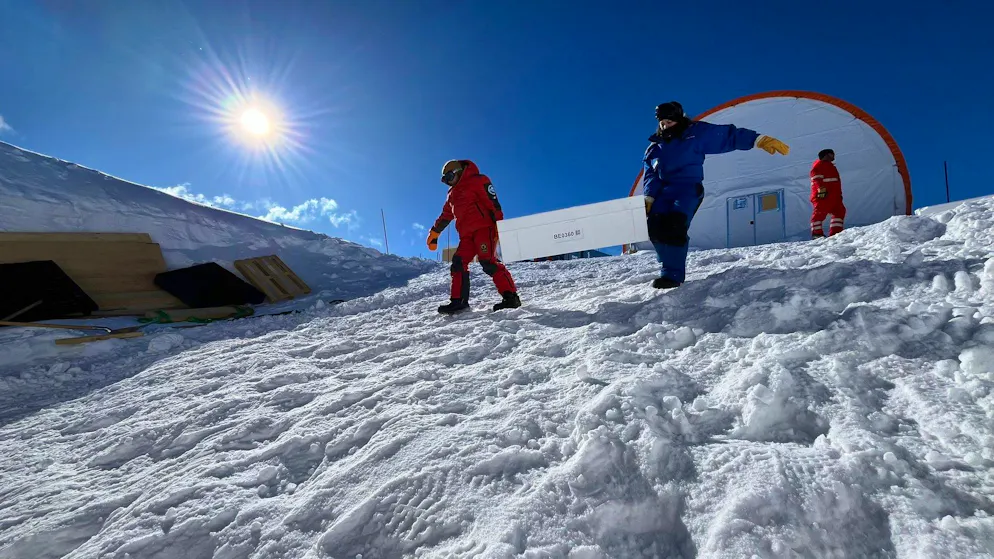 Arbeit des internationalen Bohrteams im Camp Little Dome C in der Antarktis. Die Sonne täuscht: Bei durchschnittlichen Temperaturen von minus 35 Grad Celsius auf über 3’200 Metern über Meer sind die Arbeitsbedingungen extrem.