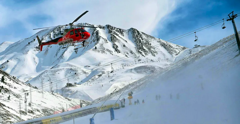 Suddenly the lift jerked - accident in Spanish ski resort - Gallery. The rescue of the injured took a few hours on Saturday.
