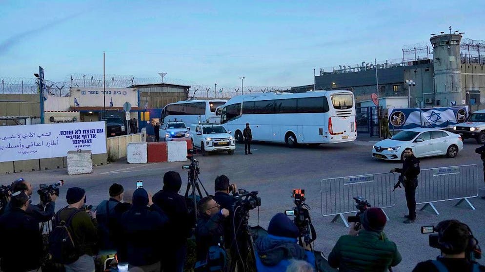 Israeli buses enter the Ofer military prison near Jerusalem. Photo: Mahmoud Illean/AP/dpa
