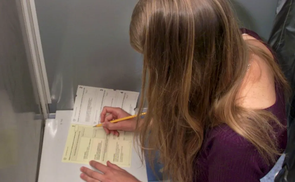 L'initiative «Oui au droit de vote à 16 ans», lancée par 19 organisations, partis et associations, demande que les jeunes puissent voter et élire dès l'âge de 16 ans. Le droit d'éligibilité resterait fixé à 18 ans.