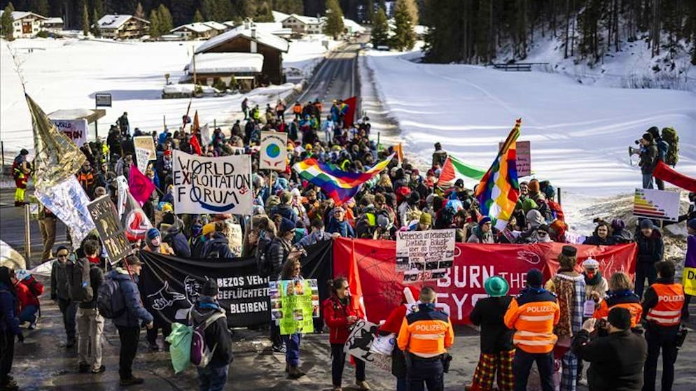 Manifestanti cacciati. Proteste contro il WEF a Davos: la polizia sgombera la strada