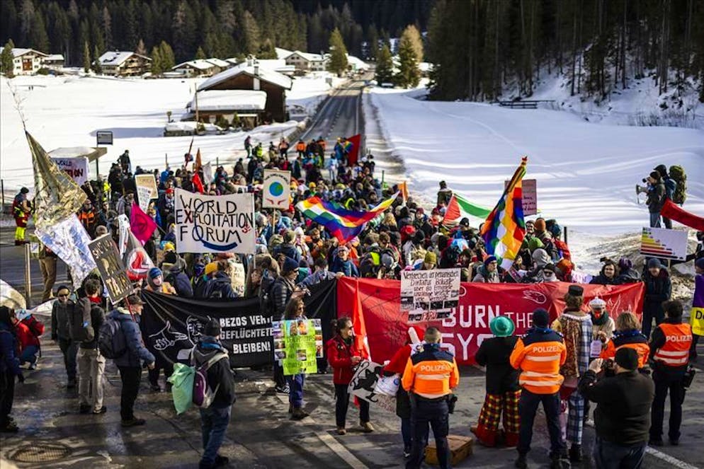 Manifestanti a poliziotti faccia a faccia