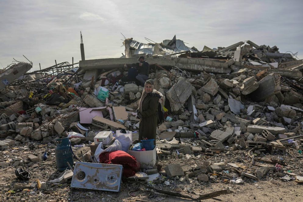 Des Palestiniens déplacés à l'intérieur du pays inspectent leurs maisons détruites dans la ville de Rafah, dans le sud de la bande de Gaza, le 19 janvier 2025.