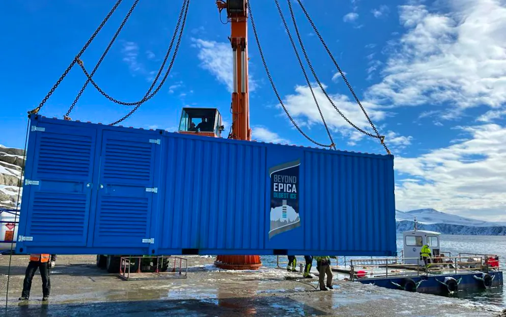Der Spezial-Container wird auf die Laura Bassi verladen.