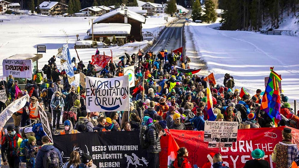 Hundreds of WEF opponents blocked the cantonal road to Davos on Sunday.