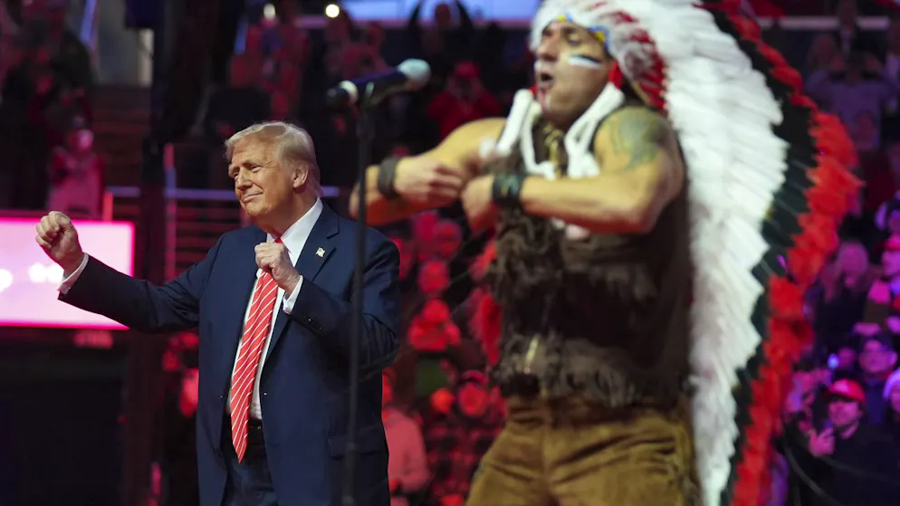 Der designierte US-Präsident Donald Trump verkündete bei einer Kundgebung in Washington am Tag vor seiner Vereidigung einige Lügen und tanzte mit The Village People.