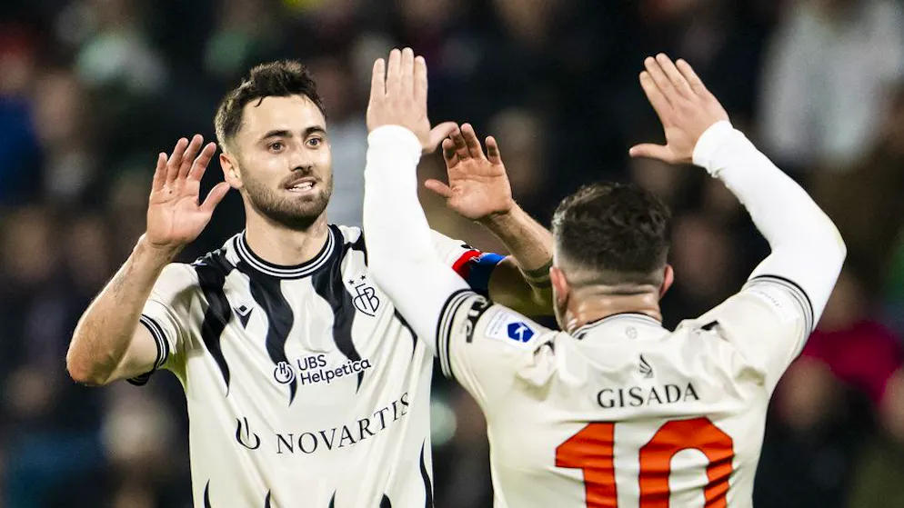 Dominik Schmid musste die Captainbinde an Xherdan Shaqiri abgeben.