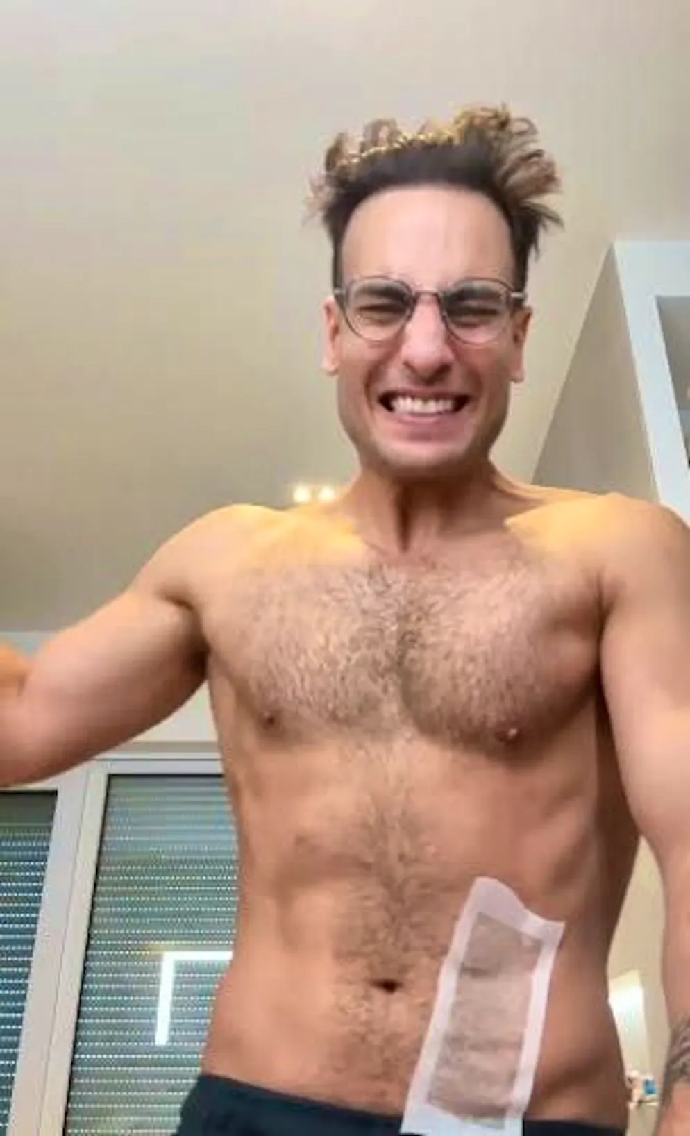GZSZ star Timur Ülker wanted a smooth chest for the jungle - but didn't have enough waxing stiffs at home.
