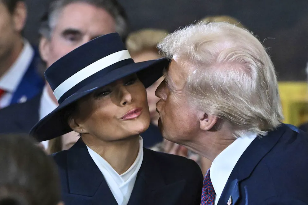 Melania Trump trägt einen Abstandshalter.