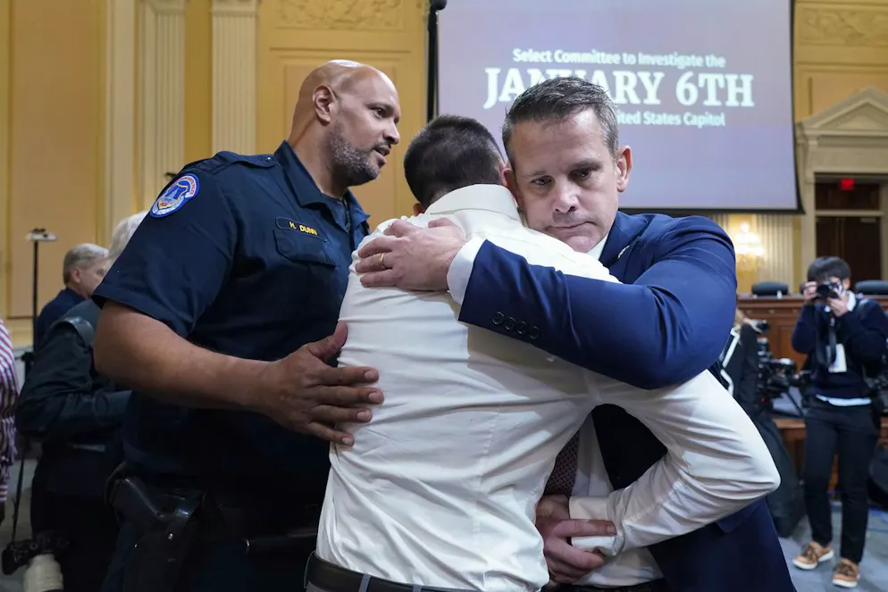 Neben den Angeordneten im obigen Tweet komplettiert Adam Kinzinger die Reihe der Mitglieder des Komitees, das die Vorfälle am 6. Januar 2021 beleuchtet hatte. Hier umarmt der Republikaner am 13. Oktober 2022 in Washington den Polizisten Devan Gowdy,, der beim Sturm aufs Kapitol verletzt worden war.