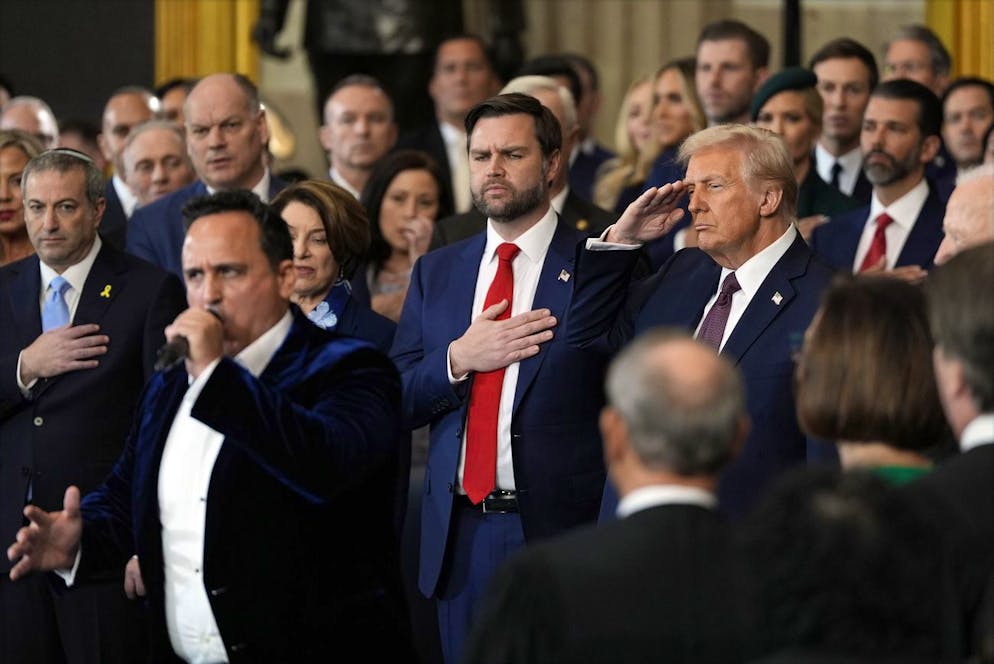 Il presidente Donald Trump, alla sua destra il vice presidente JD Vance, ascoltano la voce di Christopher Macchio durante la cerimonia del giuramento nella Rotonda del Campidoglio a Washington, DC.