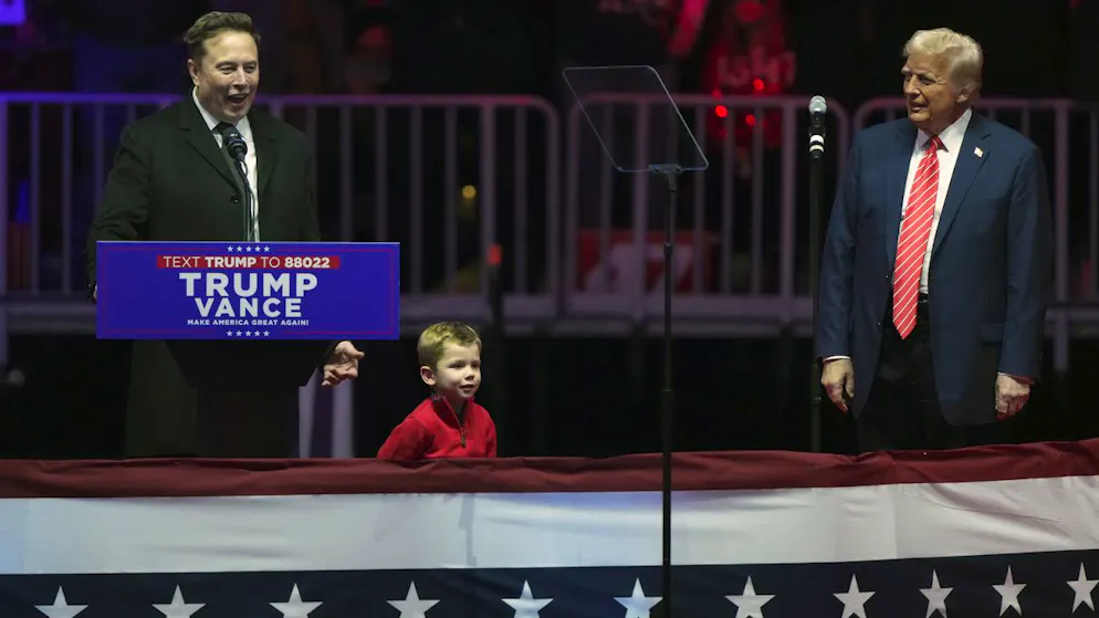 Elon Musk (l.) mit einem seiner Söhne und dem designierten Präsidenten Donald Trump bei einer Veranstaltung am Abend vor Trumps Amtseinführug. 