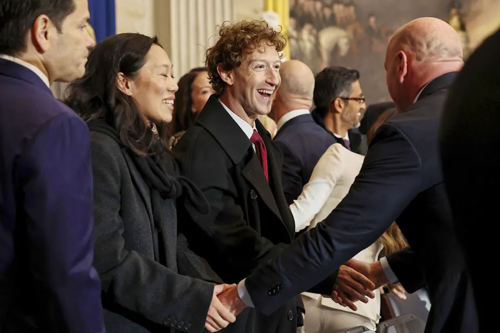 Die Bilder von Donald Trumps Amtseinführung. Meta-CEO Mark Zuckerberg (M.). Links daneben: seine Frau Priscilla Chan.